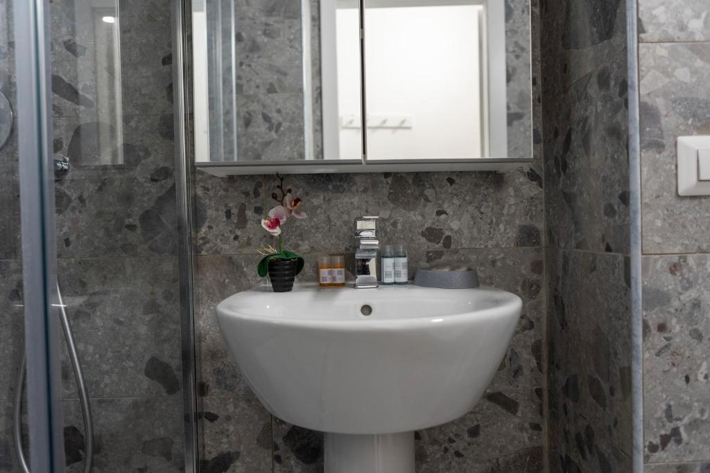 Santa Marta Apartments Милан Экстерьер фото